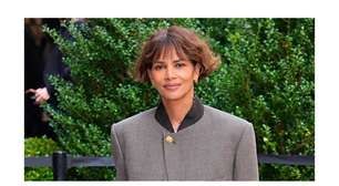 Esse corte é ideal para cabelos cacheados com um visual natural e prático: Halle Berry, aos 60 anos, ousa com o corte reto curto e está certa