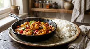 Não precisa de outro acompanhamento para o arroz: este camarão picante na frigideira deixa o almoço irresistível