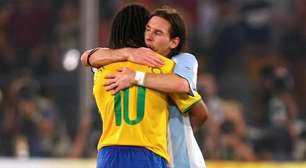 Ronaldinho Gaúcho homenageia Messi em adeus à Argentina