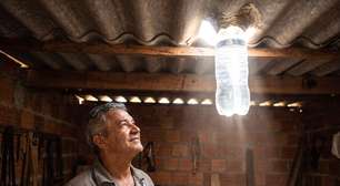 Mecânico fura o telhado para encaixar uma garrafa PET com água e transforma cômodo escuro em ambiente iluminado sem gastar energia