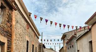 Uma aldeia em Zamora com 180 habitantes queria decorar as suas ruas, então os seus vizinhos fizeram crochê com 15 metros de tecido