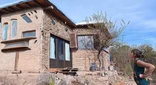 Paredes de barro e janelas de para-brisas: a mulher mexicana que deixou a cidade para construir a própria casa nas montanhas