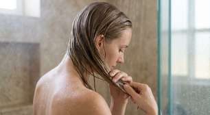 Para que o cabelo fino não fique danificado com a umidade das chuvas, ao lavá-lo deve-se usar condicionador, mas sempre do meio às pontas