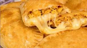 Pastel de forno feito com massa que derrete na boca, um lanche delicioso para toda a família
