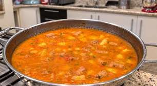 Quibebe de mandioca com linguiça bem temperado e cremoso, um prato caipira saboroso