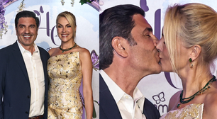 Recém-casados, Ana Hickmann e Edu Guedes dão beijão em festa e apresentadora aposta em look poderoso com jacquard e joias verdes. Veja fotos!