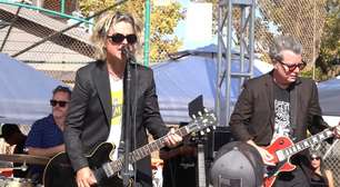 Aos 94 anos, mãe de Billie Joe Armstrong prestigia o filho em show do The Coverups