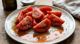 Os chefs espanhóis concordam: "Depois de temperar os tomates com sal e azeite, é aconselhável esperar entre 5 e 10 minutos antes de servi-los."