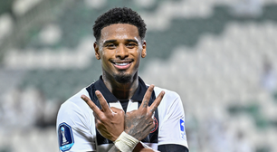 Vinicius Mello completa dois anos de Al-Jazira e exalta elenco com Talisca e Malcom