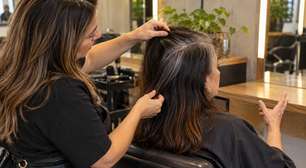 Adeus ao retoque que cobre todo o cabelo: a técnica de transição usa mechas finas para reduzir o contraste entre fios naturais e partes ainda coloridas