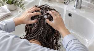 O shampoo deve priorizar o couro cabeludo, enquanto o comprimento recebe a espuma que escorre, evitando atrito desnecessário nas pontas