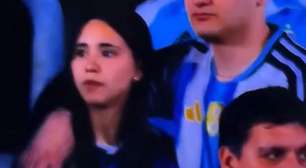 Vídeo: casal protagoniza cena constrangedora no adeus de Messi