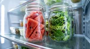 Deixar melancia cortada, salada pronta ou frutas já picadas fora da geladeira facilita na hora de servir, mas nos Estados Unidos a recomendação é manter produtos frescos pré-cortados ou embalados sob refrigeração