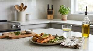 Aquecer a sobra do almoço, guardar o que restou e esquentar novamente no jantar parece uma forma de evitar desperdício, mas no Reino Unido a orientação é reaquecer as sobras apenas uma vez e até ficarem bem quentes por inteiro