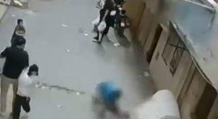 Homem salva criança que caiu de prédio segundos antes de atingir o chão; veja o vídeo