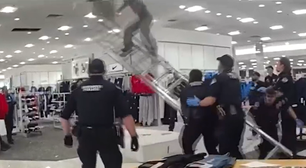 Homem é preso após escalar teto de shopping e cair nos EUA