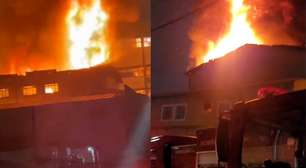 Vídeos mostram incêndio de grandes proporções em fábrica de velas em São Paulo