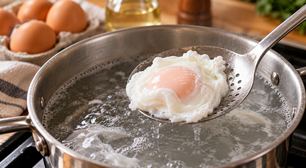 Vinagre na água do ovo pochê não cozinha mais rápido, mas ajuda a clara a firmar perto da gema durante os primeiros segundos