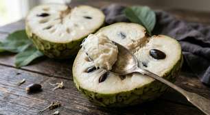 A fruta branca e cremosa que lembra sorvete de baunilha amadurece no pé e pode ser comida de colher quando chega ao ponto certo