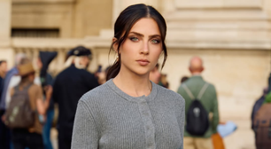 Jade Picon usa cardigã alongado de R$ 29,3 mil como vestido para assistir ao desfile da Louis Vuitton