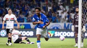 Zé Lucas faz 1º gol profissional pelo Cruzeiro e emociona o pai