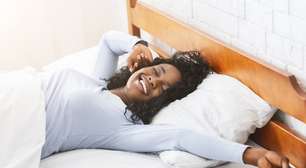Cinco exercícios rápidos para fazer na cama e dormir melhor, de acordo com um especialista em fisioterapia e condicionamento físico