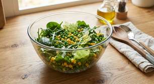 Jogar ervilhas, milho ou outros vegetais congelados diretamente em uma salada parece apenas uma forma rápida de descongelá-los, mas no Reino Unido a orientação é conferir a embalagem e cozinhar os produtos quando isso for indicado antes do consumo