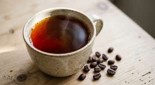 O café passado não depende apenas da água bem quente: estudos mostram por que extração e concentração podem importar mais que alguns graus de diferença