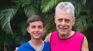 "Seu Chico": mãe viraliza ao contar que filho joga bola com Chico Buarque