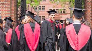 A mais recente extravagância para entrar em Harvard custa US$ 40 mil: enviar seu filho para lavar pratos e limpar banheiros