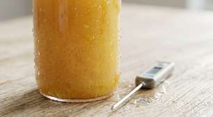 Colocar um suco não pasteurizado na geladeira ou no freezer pode dar a impressão de torná-lo seguro, mas no Canadá a orientação alerta que o frio não elimina o risco: a pasteurização é o processo indicado para destruir bactérias nocivas