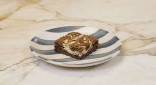 Brownie mármore combina chocolate e cheesecake em uma única sobremesa; veja passo a passo