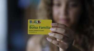 O que Flávio Bolsonaro e Lula propõem sobre o Bolsa Família