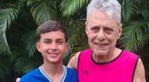 Ao conhecer 'Seu Chico', que joga futebol com o filho, mulher encontra ídolo da música