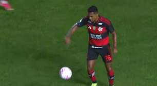 Sola da chuteira de Alex Sandro, do Flamengo, 'voa' durante jogo contra o Santos
