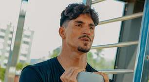 Gabriel Medina treina em cubo gelado na praia para ação de O Boticário