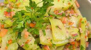Salada de chuchu temperada saborosa, leve e refrescante, um acompanhamento saudável