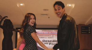 Larissa Manoela mostra charme da estampa de bolinha na estreia de peça com André Luiz Frambach