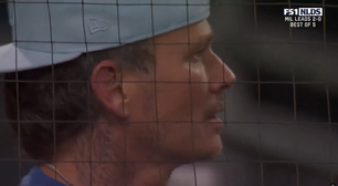 Tom DeLonge se emociona ao ouvir 43 mil torcedores cantando blink-182 em jogo de beisebol