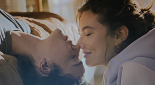 Bruna Marquezine e Alanis Guillen dão beijão em cena quente de série; veja vídeo