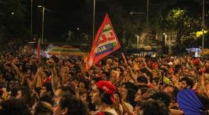 Manifestantes se reúnem no centro de São Paulo a favor da eleição de Lula à Presidência