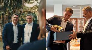 Flávio Bolsonaro visita arcebispo de Brasília e recebe imagem de Nossa Senhora Aparecida