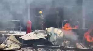 Avião de pequeno porte cai em estação de metrô em BH, e deixa uma vítima fatal