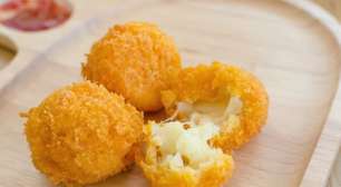 Bolinho de queijo na airfryer: petisco crocante com poucos ingredientes
