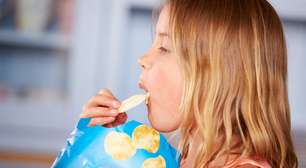 Alimentos ultraprocessados deveriam ser regulados como o cigarro, defende epidemiologista