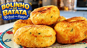 Bolinho de batata recheado com bastante frango desfiado para ficar crocante por fora e macio por dentro