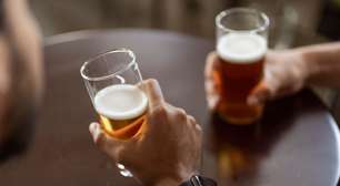 Há anos dizemos que uma cerveja cura a ressaca: a ciência diz que estamos apenas prolongando o inevitável