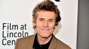 Willem Dafoe revela seu lado mais simples: 'Nunca sou tão feliz quanto lavando louça e limpando esterco'