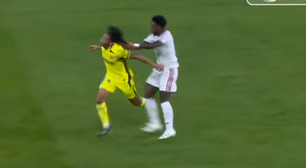 Vinícius Jr. é expulso após puxar cabelo de adversário