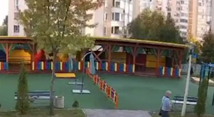Homem escapa por pouco de ataque de drone russo perto de Kiev, capital da Ucrânia